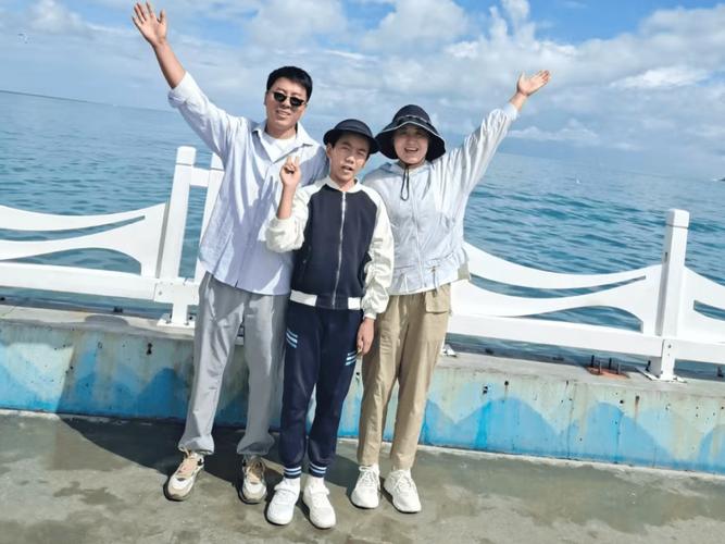 工业双职工夫妻带娃出游合影