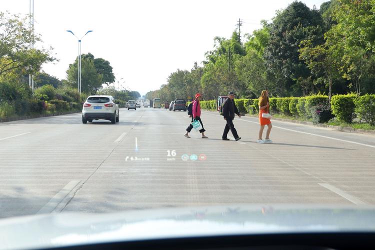 道路交通事故紧急避险避让行人现场图