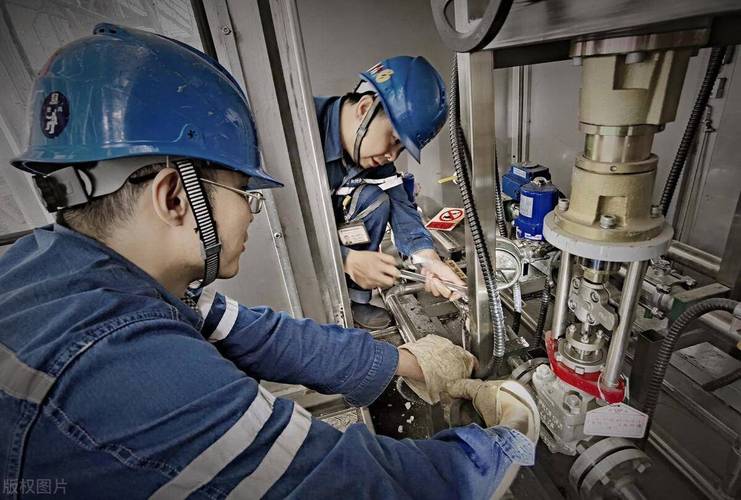 制造业车间工人使用检具进行ISO9001过程控制