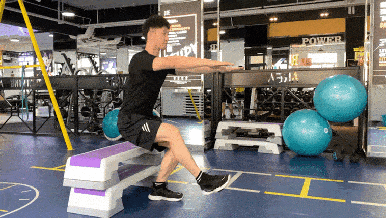 箱式深蹲动作步骤图解