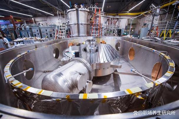 托卡马克装置真空室内部等离子体发光实拍图