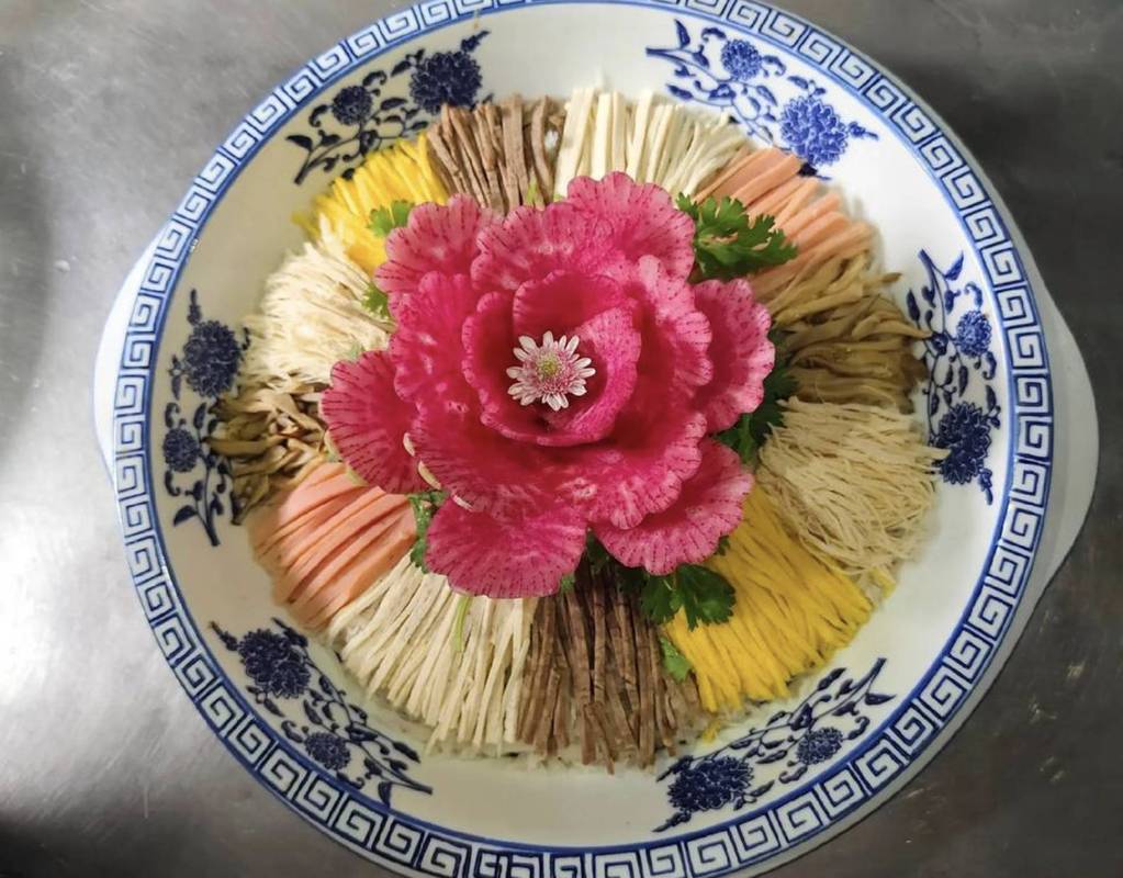 洛阳水席牡丹燕菜的萝卜丝细节特写