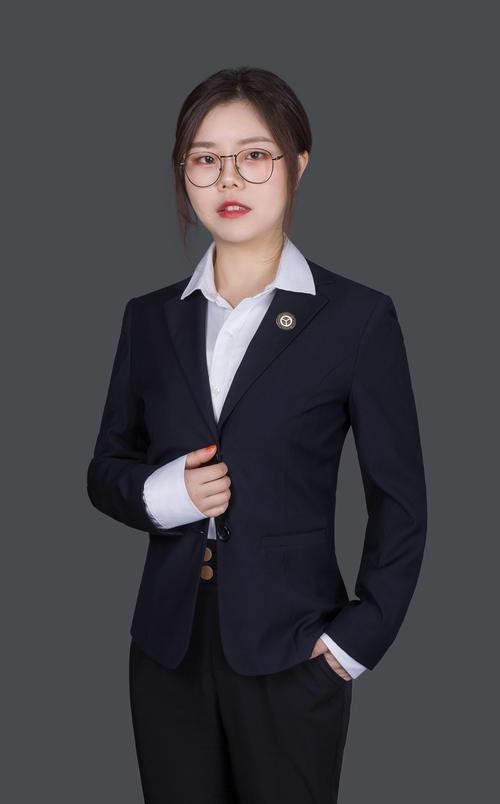 律所门口梧桐下咨询的中年女士