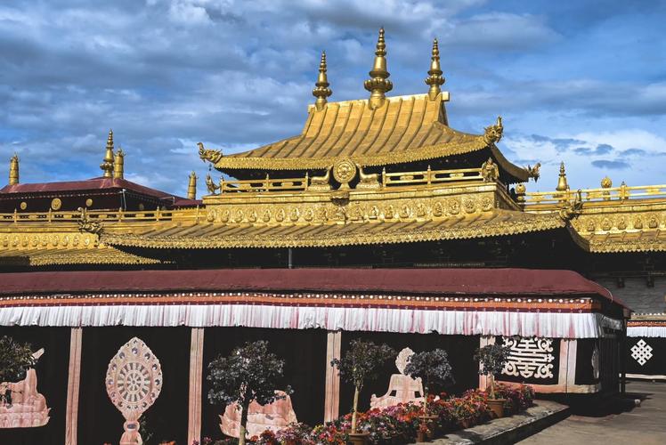 拉萨大昭寺金顶日光远景