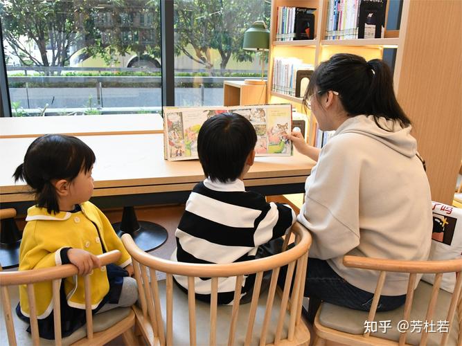 工业妈妈下班后陪孩子读绘本温馨场景