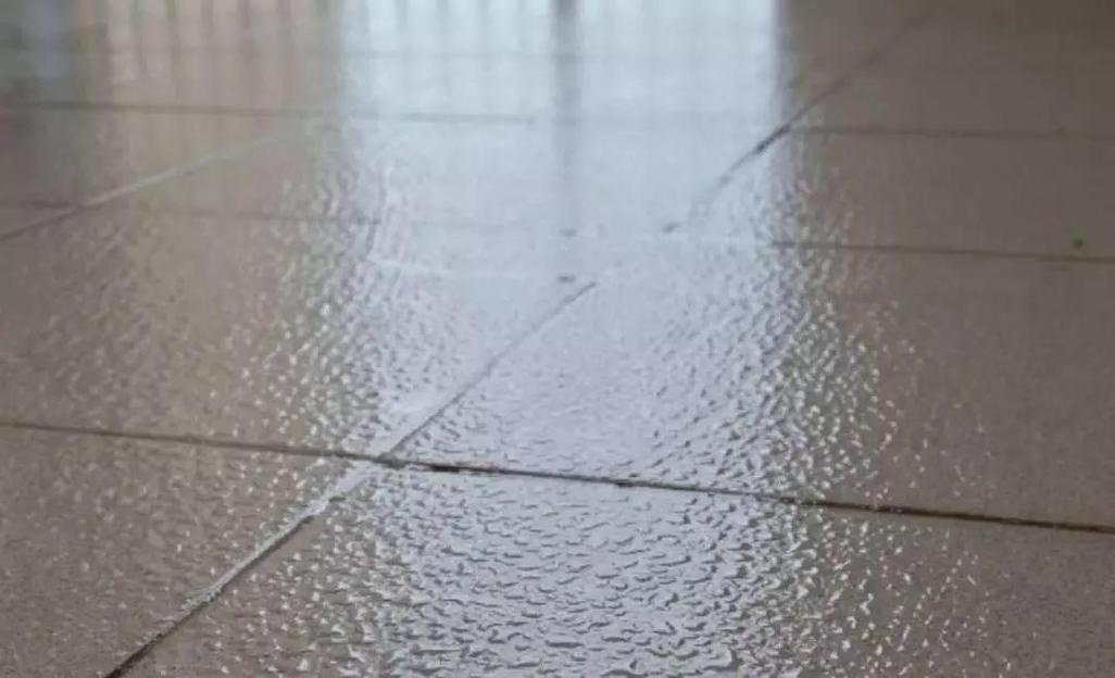 回南天客厅瓷砖挂满水珠实景