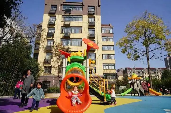 城市小区游乐场儿童抢玩具争执场景