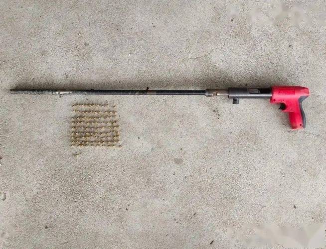 现代气钉枪连续射钉施工现场高清图