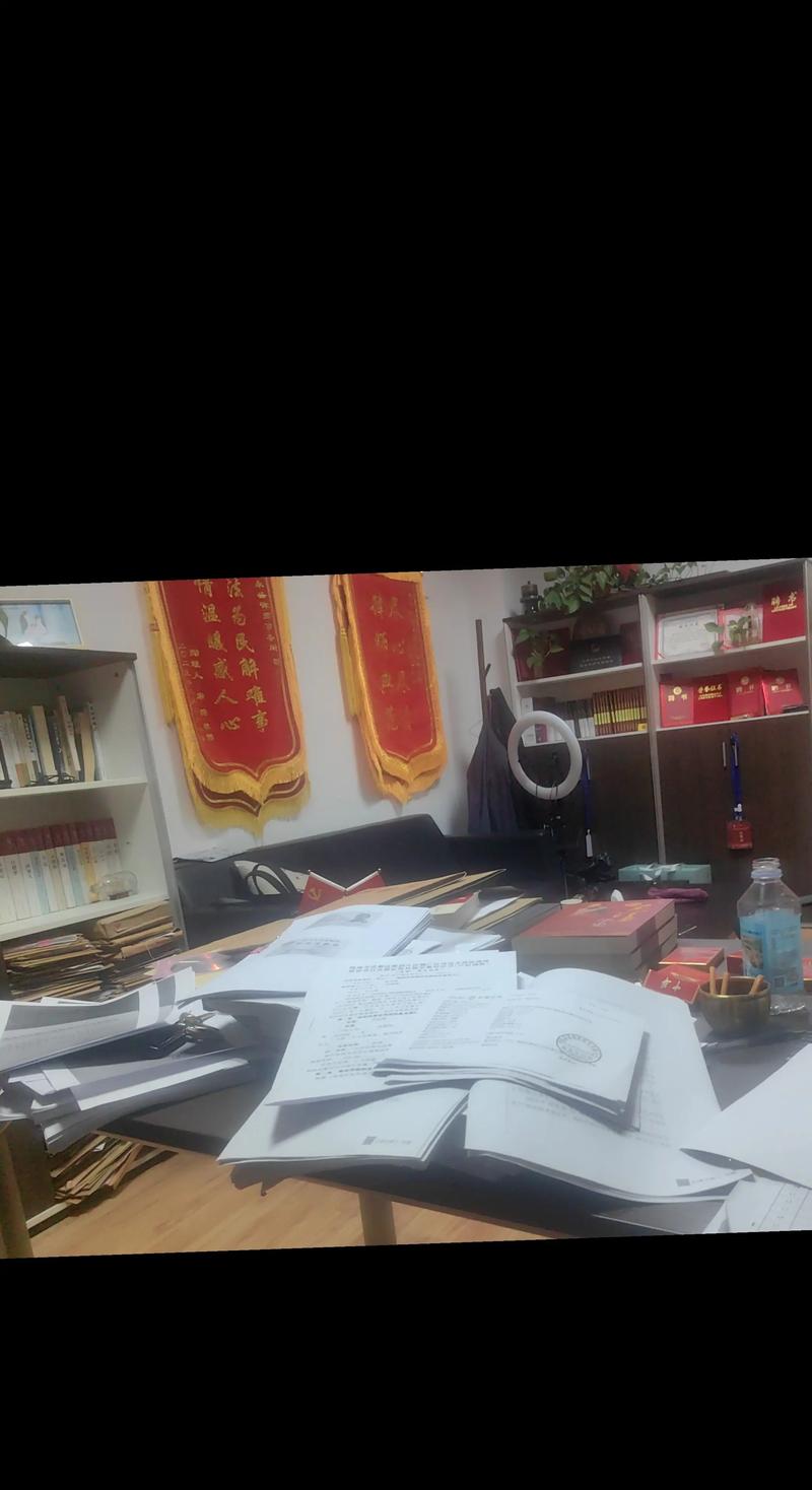 刑事辩护律师深夜加班查阅案卷材料