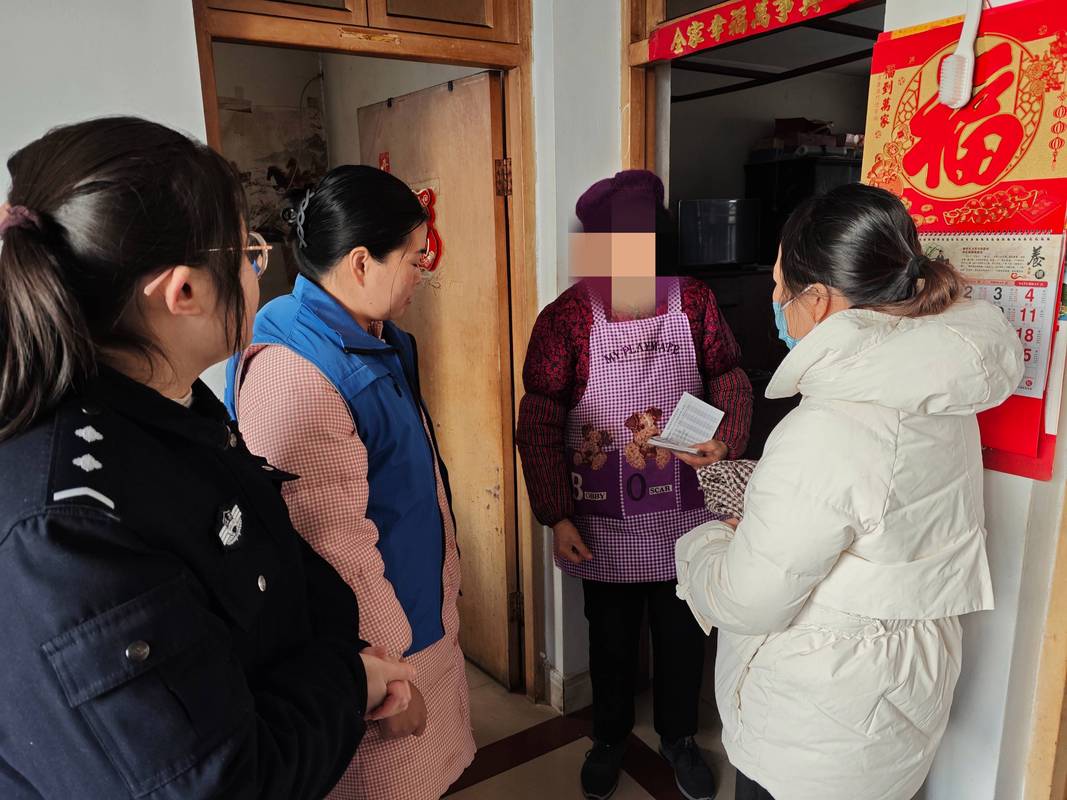 社区网格员上门探望独居老人场景图
