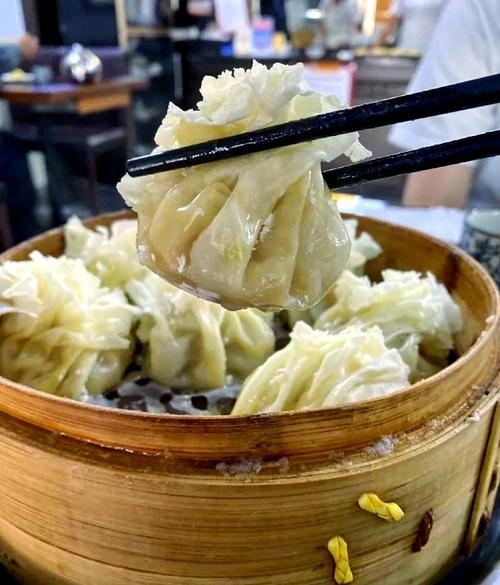 呼和浩特旧城老烧麦馆操作间捏荷叶褶