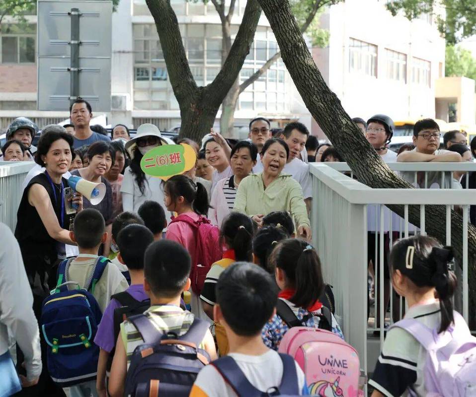 小学门口放学家长接娃聊天场景