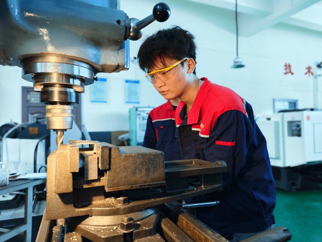 工厂车间立式铣床操作现场图