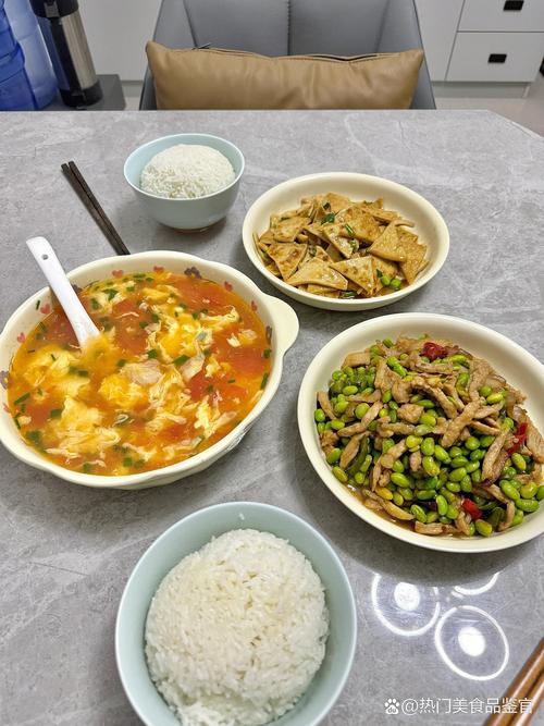 祖孙二人在家餐桌盛汤实拍