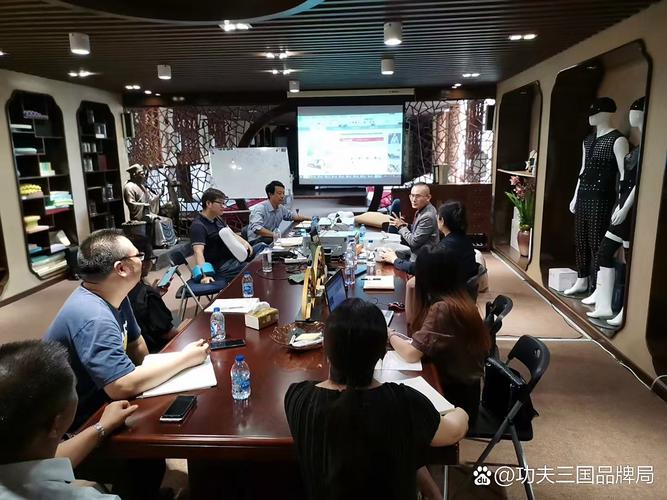 现代化家族企业会议室里的三代人