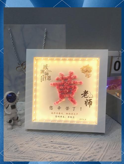 班主任办公室放着学生手工摆件的空位桌面