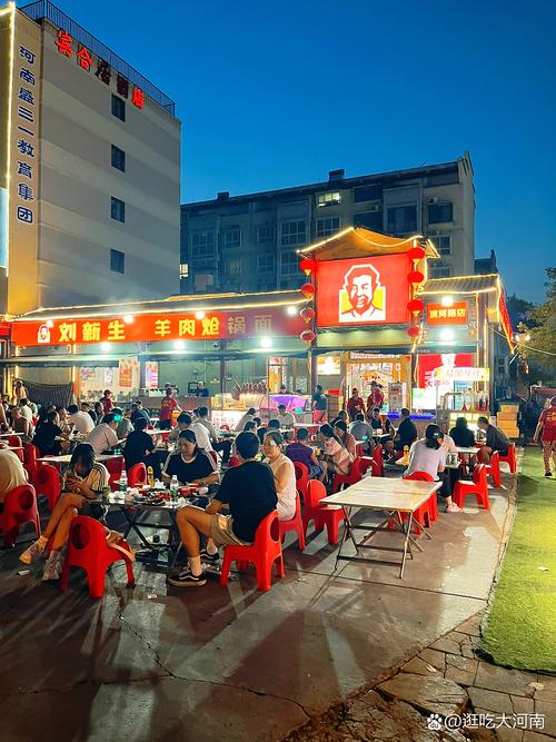 深夜火锅店外排长队的人群 霓虹灯