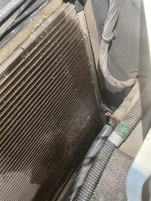 维修师傅给汽车冷凝器打压查漏实拍