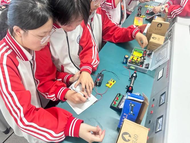 南京青少年科创比赛现场学生操作电路板