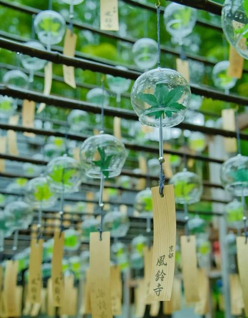 日本夏日檐下玻璃风铃与短册飘动