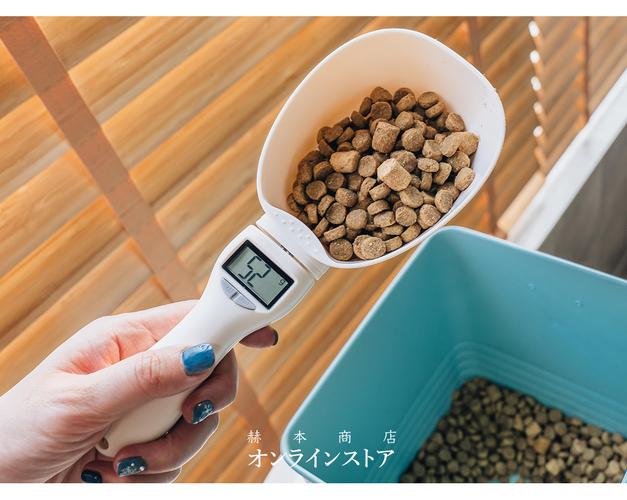 家用厨房秤称量宠物干粮场景