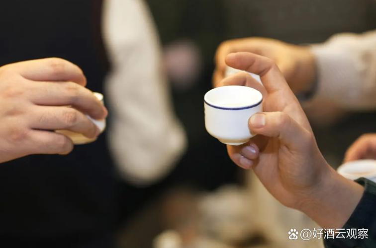 中式餐桌倒酒叩桌礼正确姿势实拍