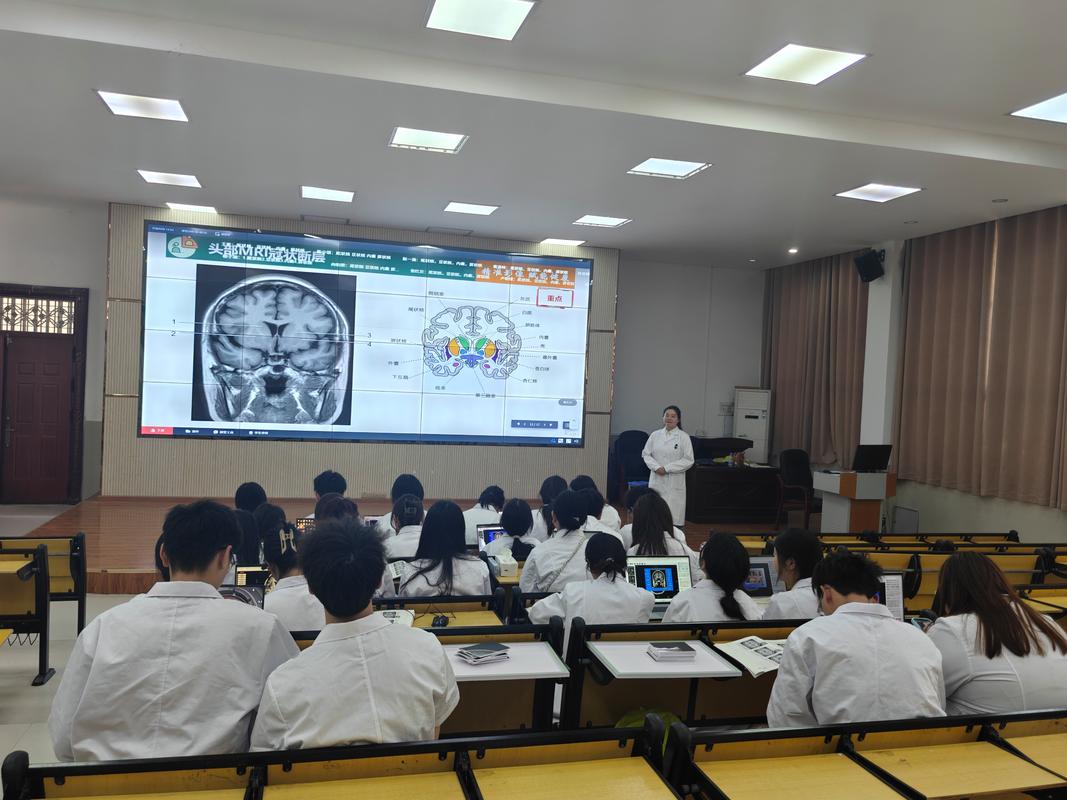临床医学生备考执业医师自习场景