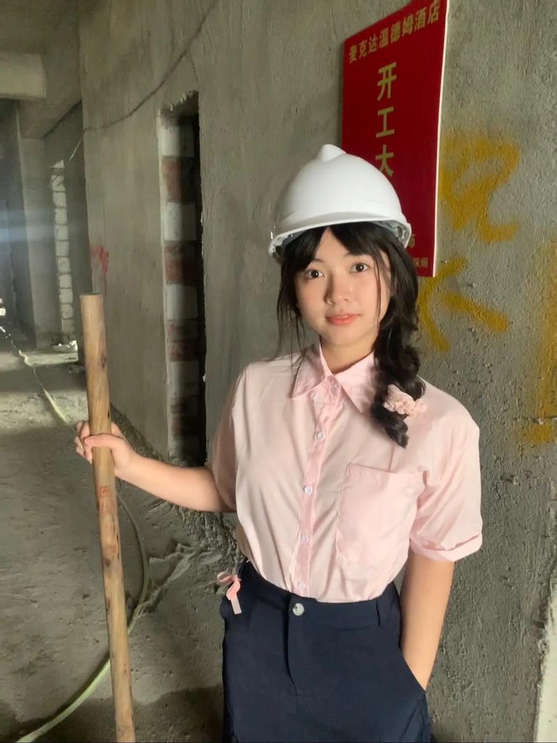 女工程师在储物柜前摘下安全帽深呼吸
