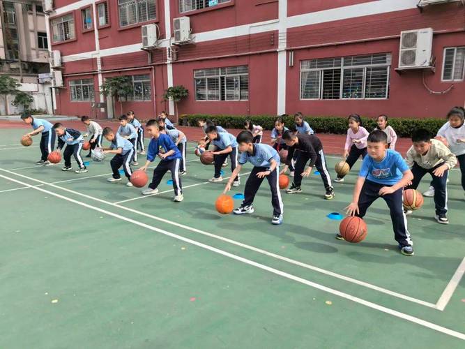 青少年篮球训练正确原地运球姿势示范图