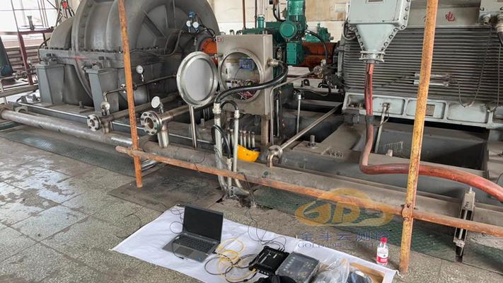 工程师用手感知工业压缩机振动