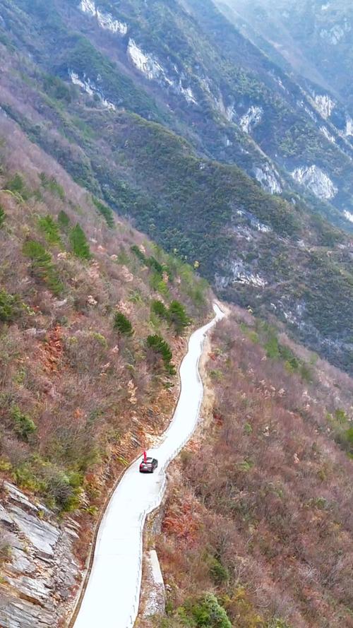南漳雷坪村进村盘山公路