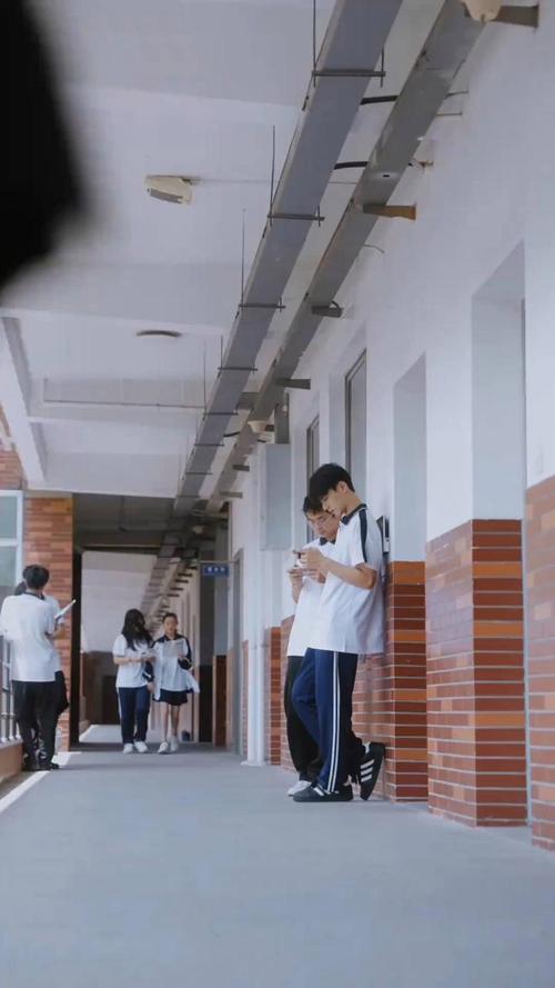 中学走廊转角躲着聊天的学生背影