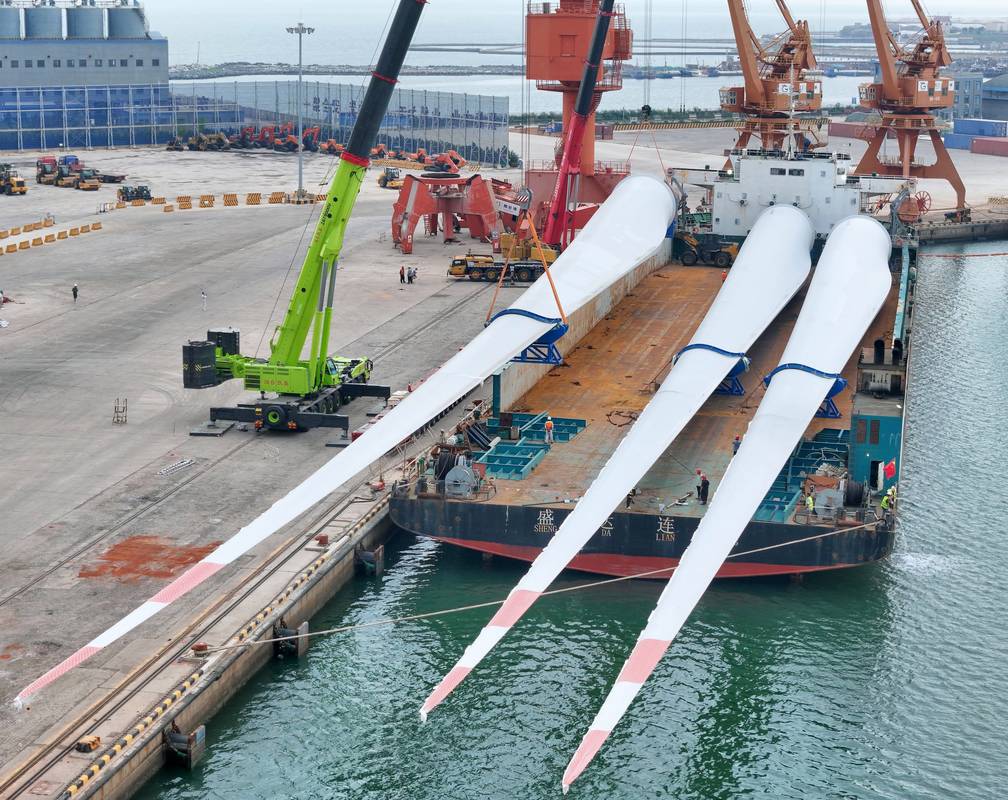 中国海上风电场大型吊装船安装近百米长叶片现场