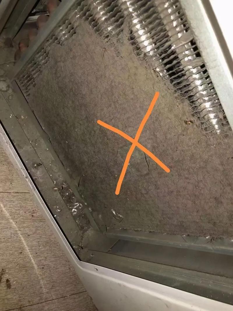 工业车间里布满灰尘的翅片管散热器故障维修场景