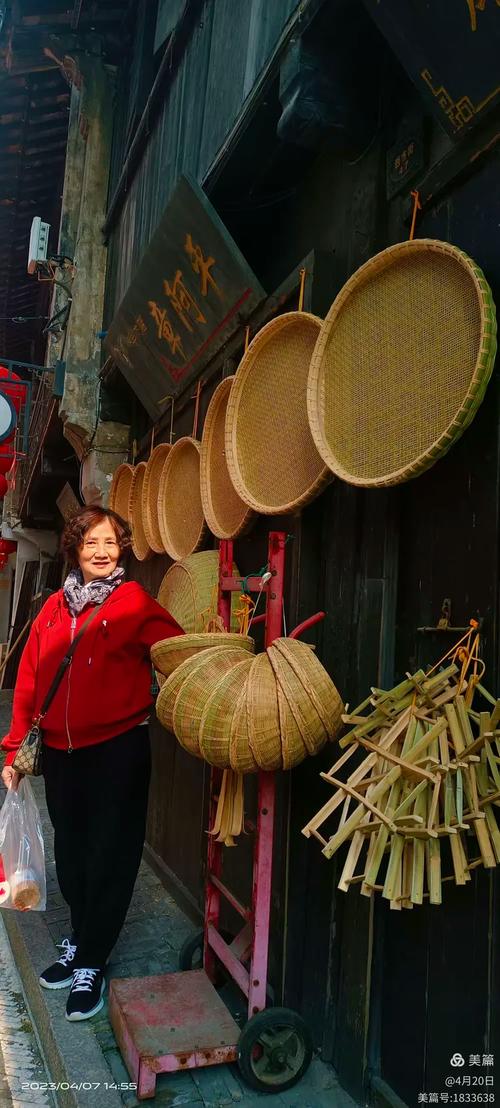 池州杏花村文化旅游区路边阿婆卖蒿子粑的竹蒸笼