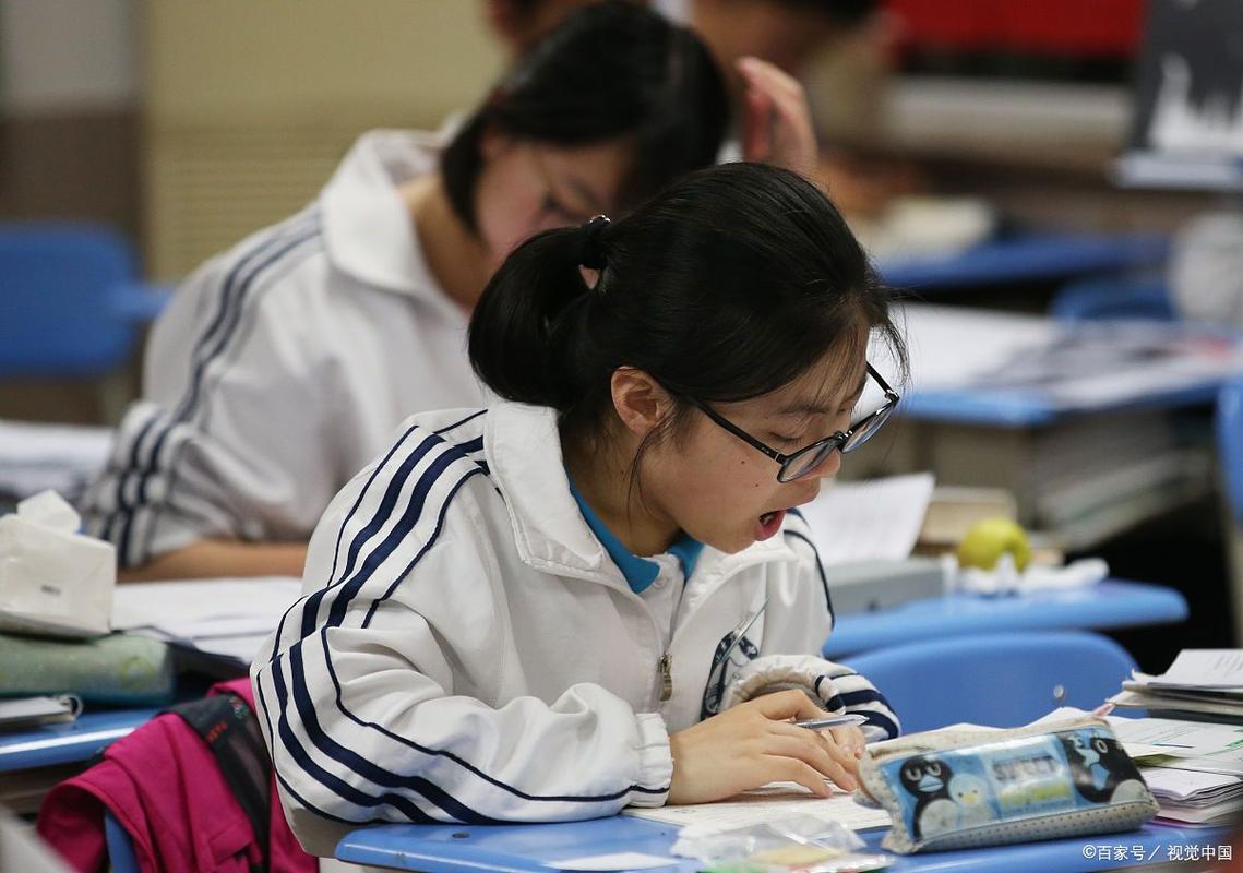 中学公开课学生低头思考沉默场景