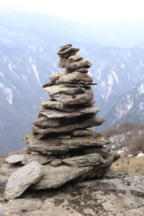 经典世界名著堆叠成小山特写