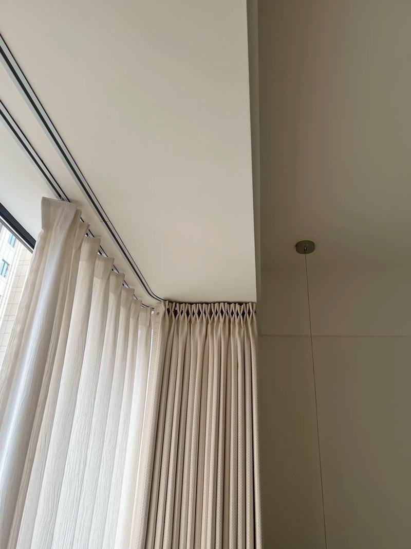 飘窗L型弯轨窗帘杆实景安装