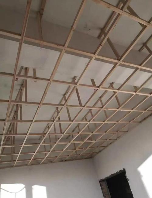 木龙骨与轻钢龙骨对比图