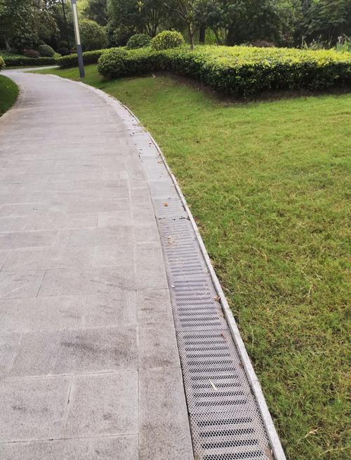 小区雨后排水沟自然侵蚀细沟实拍