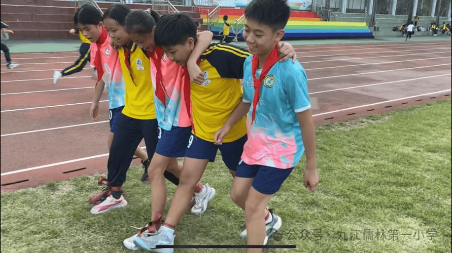 一群小学生在校园足球社团训练后抱成一团的阳光抓拍