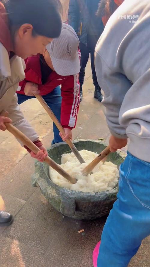 南漳麻城河村农户石臼打热糍粑现场