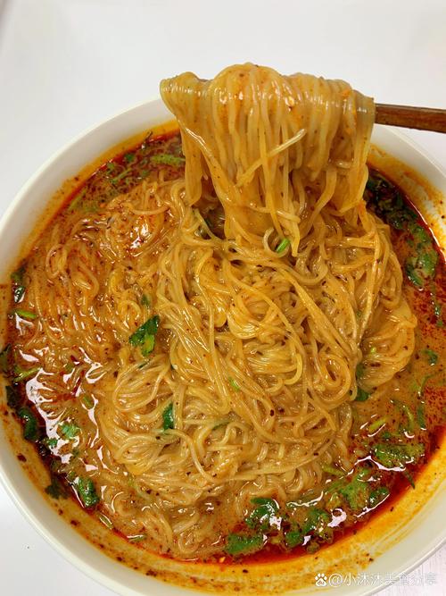 煮熟但严重粘连成一团的面条实物照片