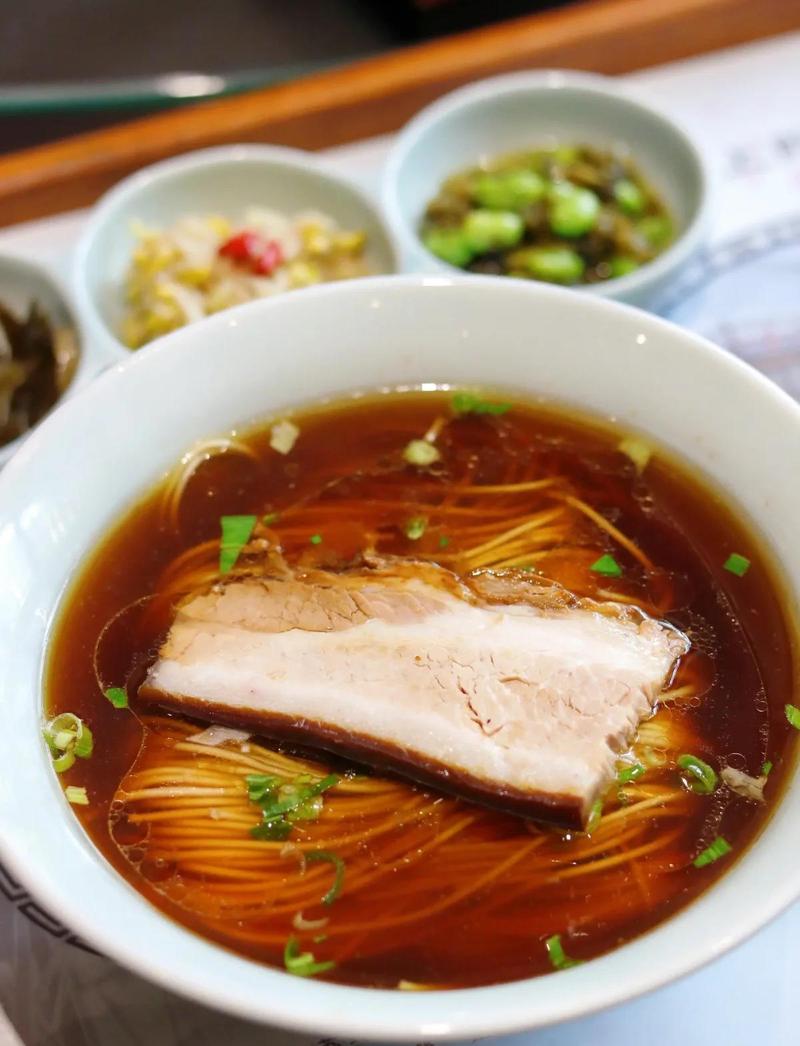 老小区临街美食探店真实的家常焖肉面