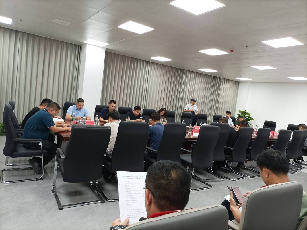 工业制造企业部门会议室管理讨论场景