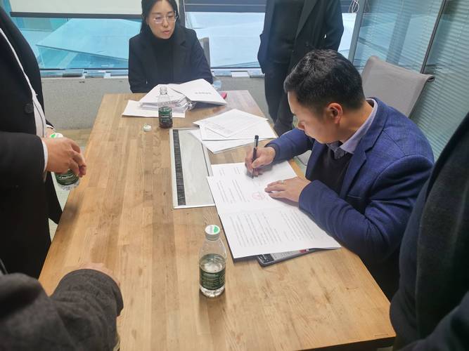 AI创业公司股东会议室签字现场