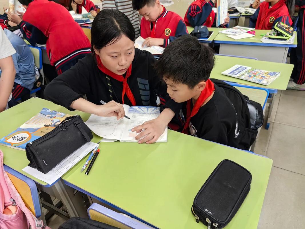 小学生课间同伴互助学习场景