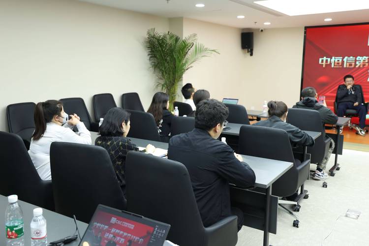 律师团队会议讨论公司法律文件