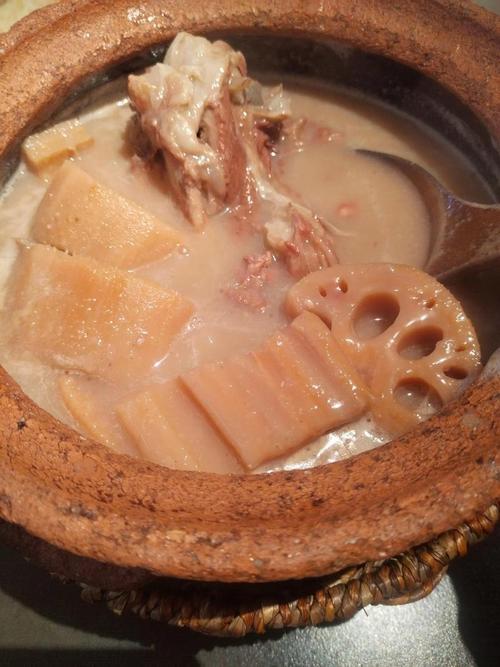 瓦罐小火慢煨排骨莲藕汤特写