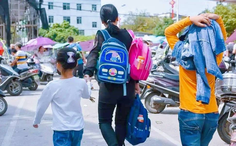 家长接娃放学路边聊天日常场景